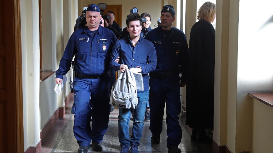 Rui Pinto (ao centro) chega à corte de Budapeste antes de ser extraditado para Portugal, em março do ano passado - Ferenc Isza/AFP