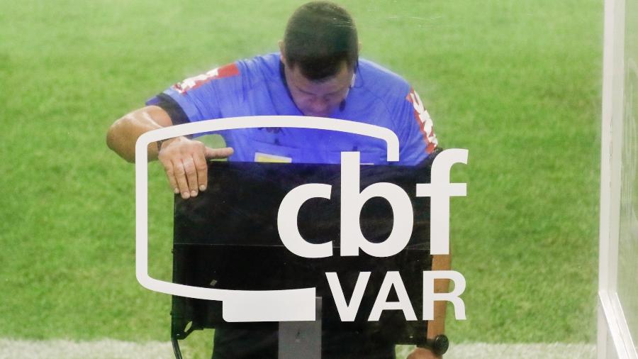 Árbitro checa o VAR durante partida entre Sport e Flamengo pelo Brasileirão 2020 - Rafael Vieira/AGIF