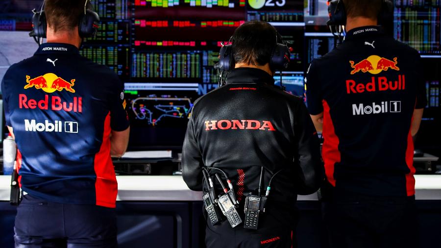 Engenheiros da Honda e da Red Bull estudam dados durante GP  - Mark Thompson/Getty Images