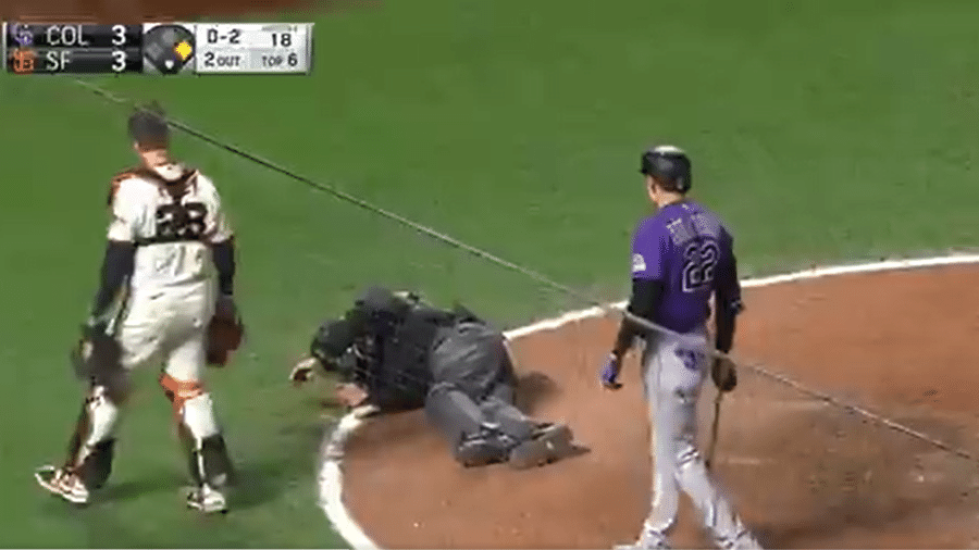 O árbitro Kerwin Danley foi atingido com uma bolada no rosto na MLB - Reprodução