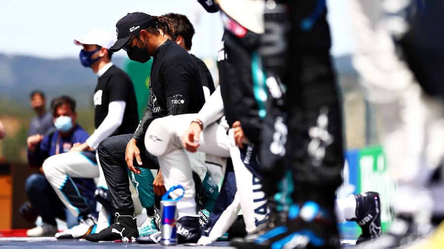 Lewis Hamilton se ajoelha antes do GP de Portugal em mensagem de apoio ao fim do racismo - Dan Istitene - Formula 1/Formula 1 via Getty Images