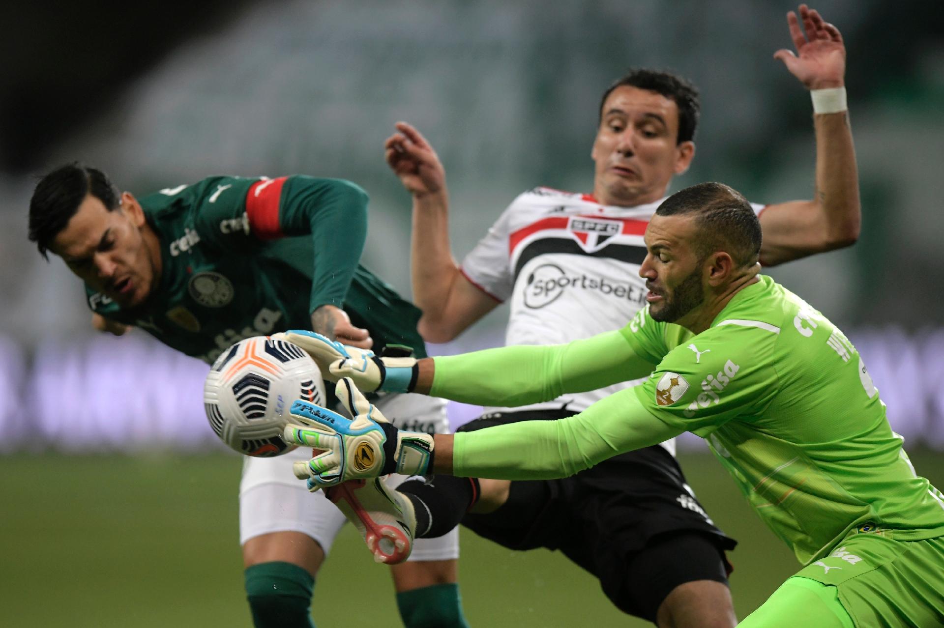 Weverton, Gustavo Gómez e Pablo brigam pela bola em Palmeiras x São Paulo - Staff Images / CONMEBOL
