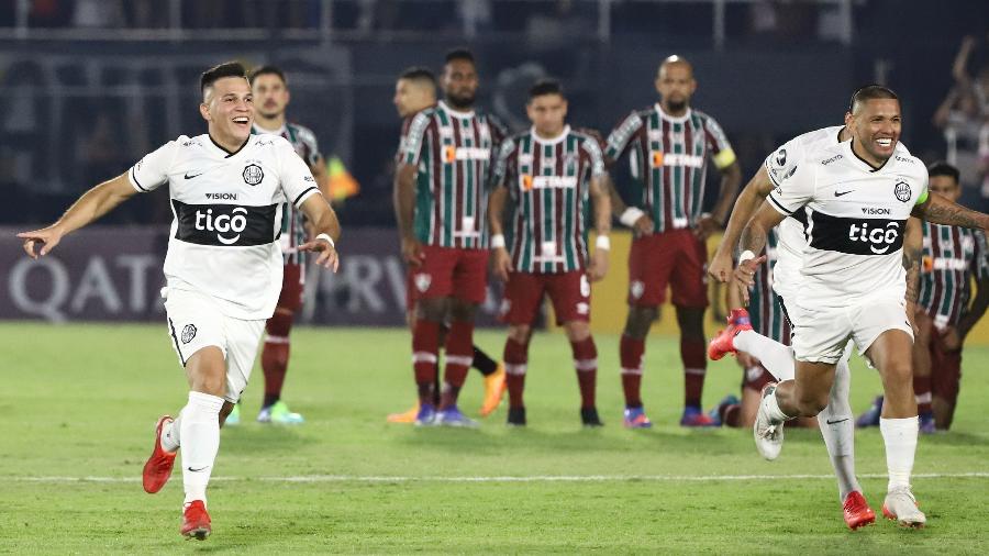 Sob olhar dos jogadores do Fluminense, Olimpia celebra classificação à fase de grupos da Libertadores - EFE/Nathalia Aguilar POOL