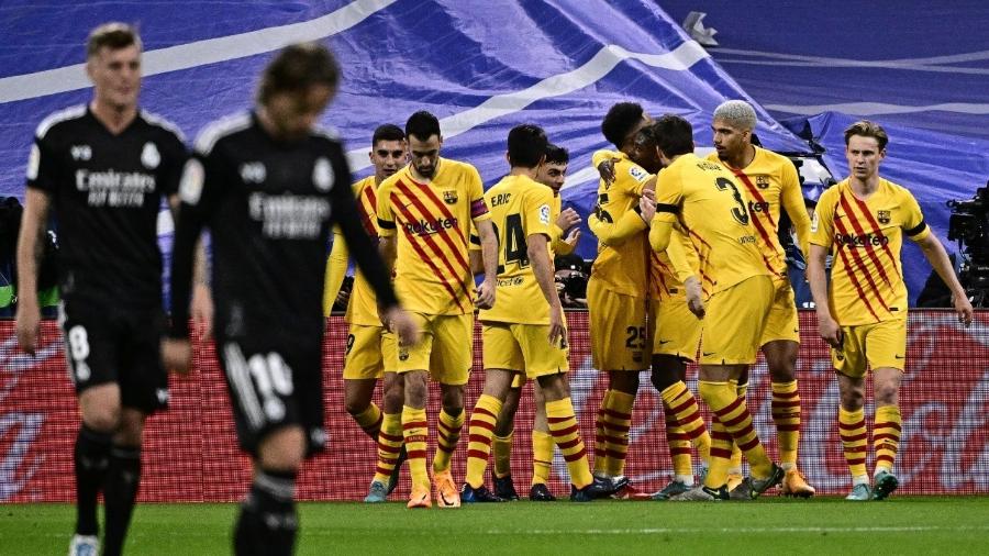 Jogadores do Barcelona comemoram gol diante do rival Real Madrid - JAVIER SORIANO / AFP