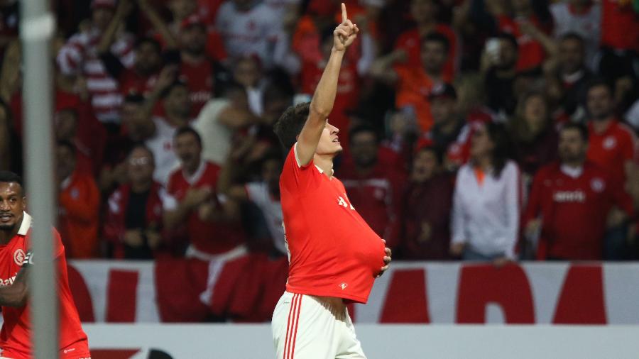 Rodrigo Dourado, do Internacional, comemora seu gol em partida contra o 9 de Octubre na Sul-Americana - ROBERTO VINÍCIUS/AGAFOTO/ESTADÃO CONTEÚDO