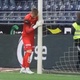Goleiro é flagrado encurtando tamanho do gol em jogos na Noruega; assista