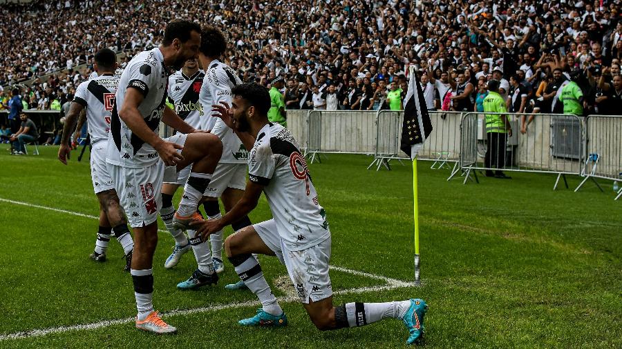 Getulio, do Vasco, comemora gol contra o Cruzeiro, no Maracanã, pela Série B do Brasileiro - Thiago Ribeiro/Thiago Ribeiro/AGIF