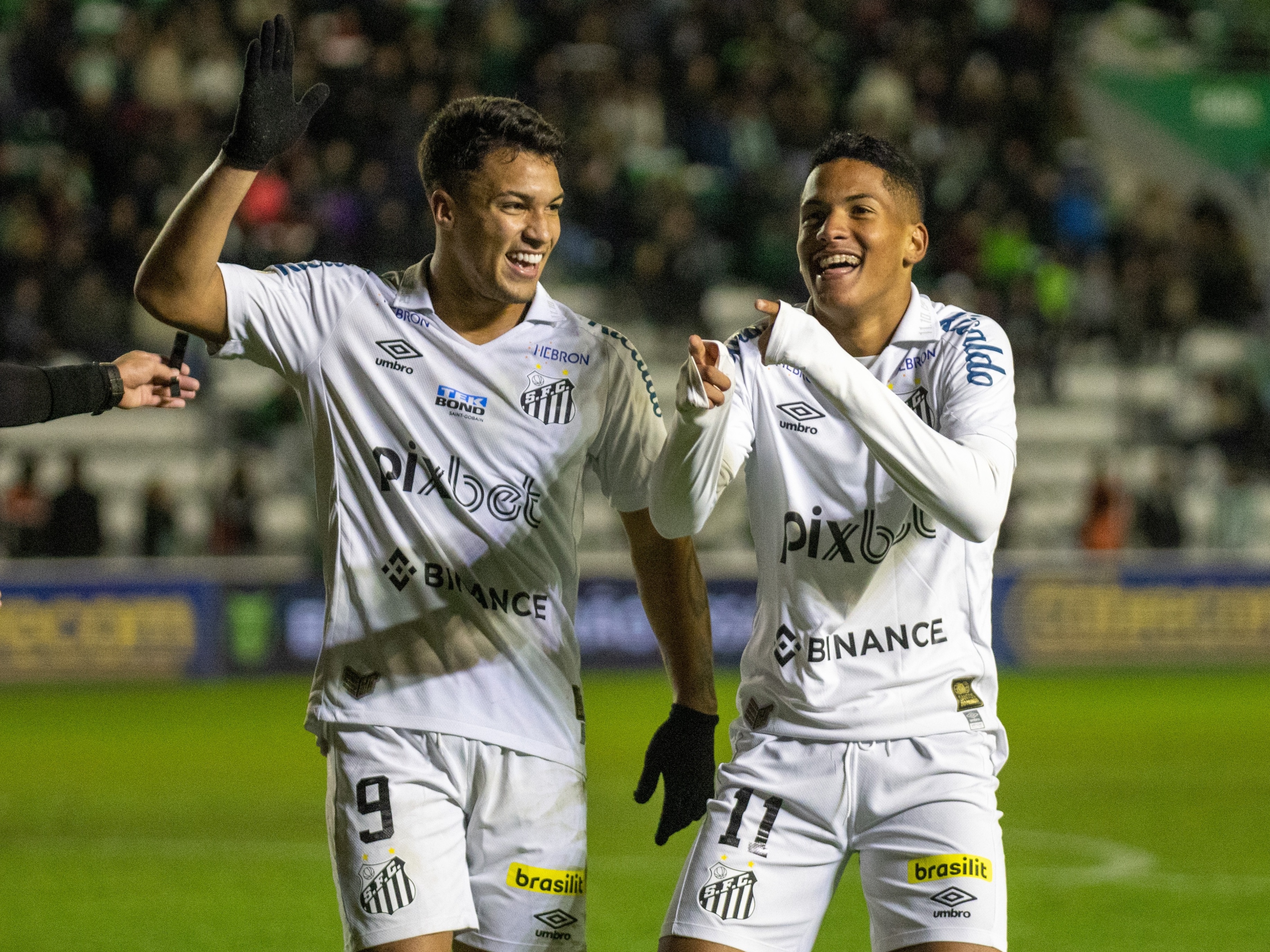 Com provável saída de Marcos Leonardo, Angulo deve ganhar chance no time  titular do Santos