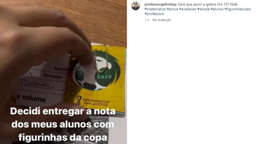 A professora Je Lindsay viralizou nas redes sociais por dar figurinhas da Copa junto com a provas corrigidas  - Reprodução 