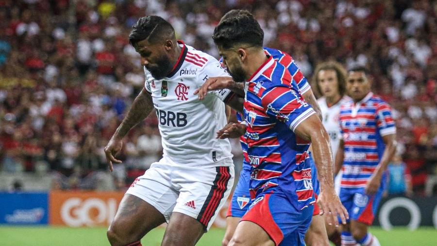 Rodinei, do Flamengo, disputa lance com Britez, do Fortaleza, pelo Brasileirão -  Lucas Emanuel/AGIF