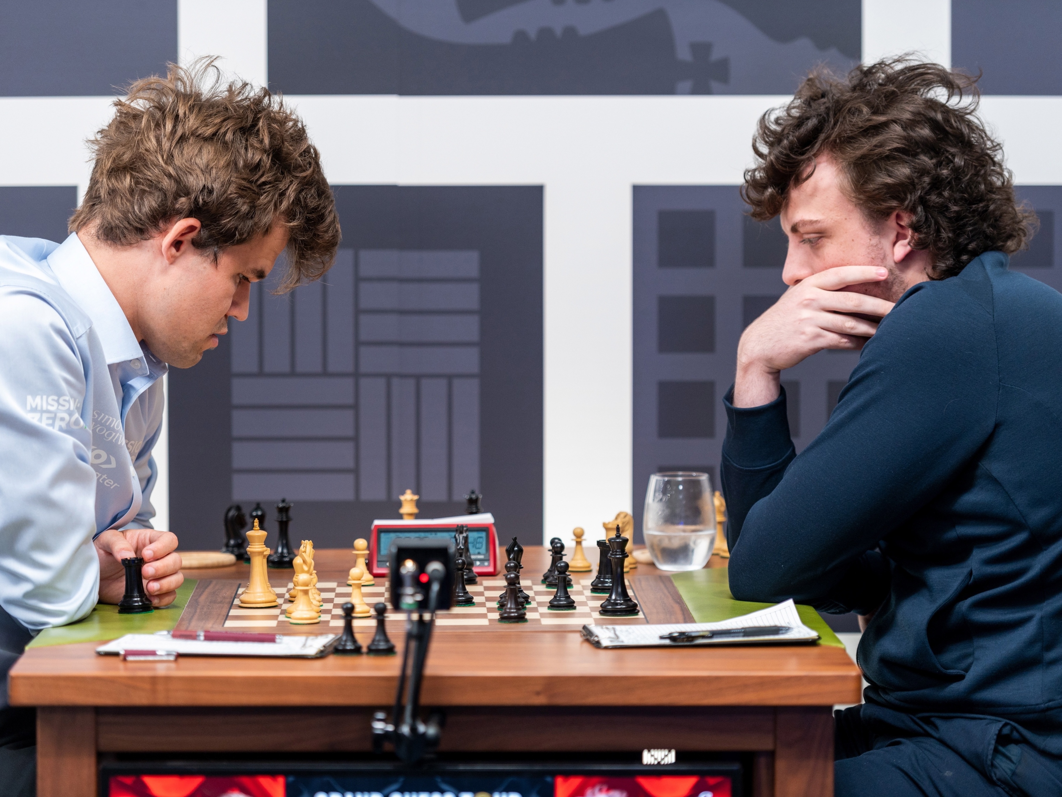 Magnus Carlsen ganha o primeiro troféu NFT no xadrez internacional