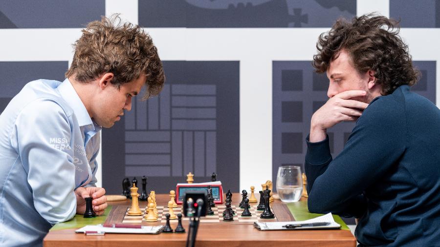 Magnus Carlsen (esq.) foi derrotado por Hans Niemann (dir.) durante partida de xadrez em setembro - Crystal Fuller / Grand Chess Tour