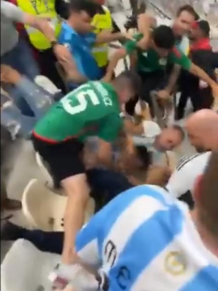 Torcedores do México partem para briga com argentinos dentro do estádio em jogo da Copa do Qatar - Reprodução/Twitter