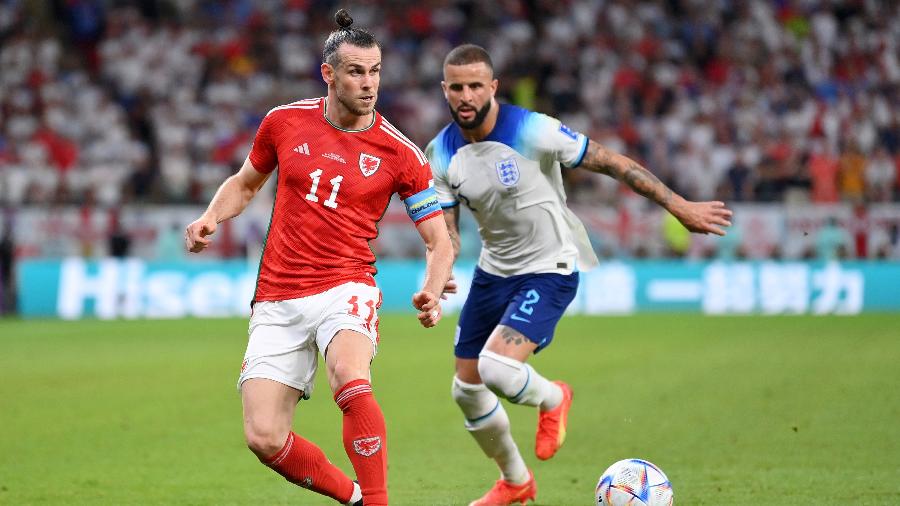 Bale disputa bola com Kyle Walker em Gales x Inglaterra pela Copa do Mundo - Justin Setterfield/Getty Images