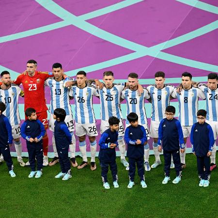 Jogadores da Argentina, durante o hino antes da partida contra a Holanda - PATRICIA DE MELO MOREIRA / AFP