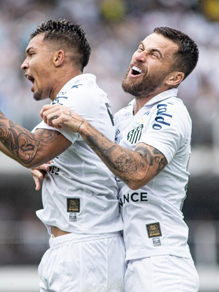 Marcos Leonardo e Lucas Lima comemoram gol do Santos sobre a Portuguesa - Abner Dourado/AGIF