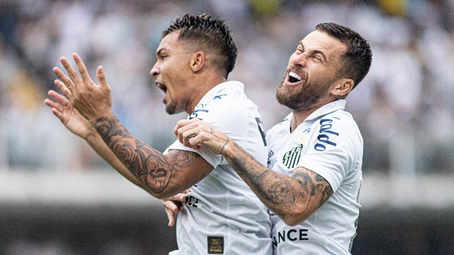 Marcos Leonardo e Lucas Lima comemoram gol do Santos sobre a Portuguesa - Abner Dourado/AGIF