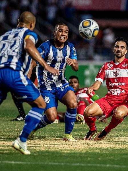 Jogadores de CSA e CRB disputam a bola em partida pela Copa do Nordeste - Francisco Cedrim/AGIF