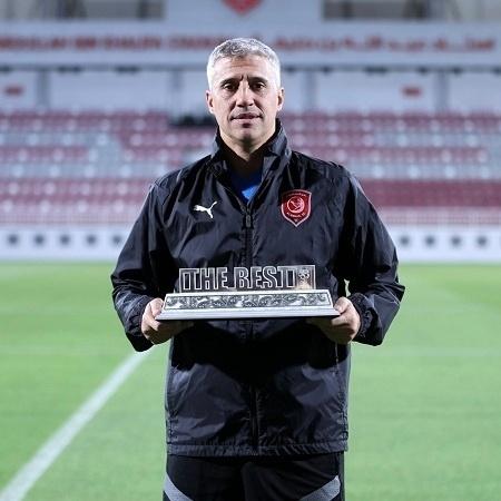 Técnico argentino Hernán Crespo posa com troféu no Qatar - Reprodução Twitter