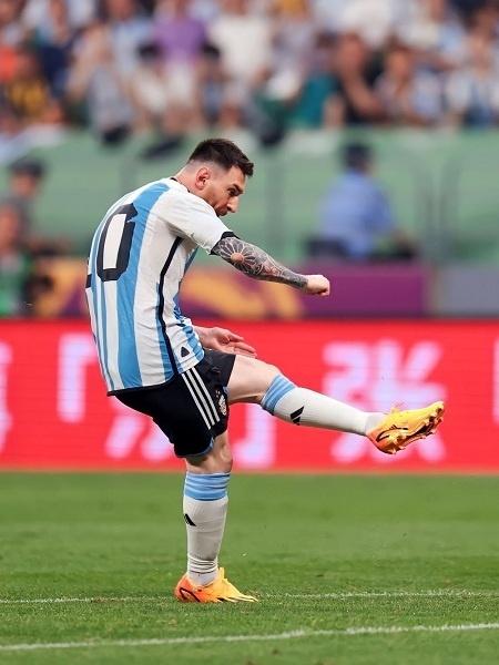 Messi chuta para fazer gol da Argentina contra a Austrália - AFA Twitter