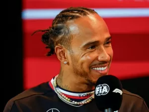 Hamilton admite que já fez xixi no carro durante corrida da Fórmula 1