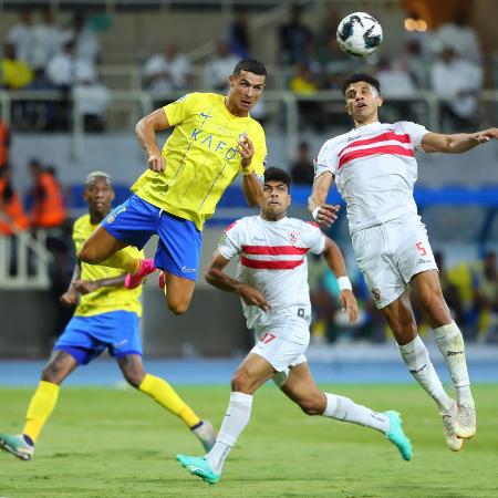 Cristiano Ronaldo tenta cabeceio durante jogo entre Al Nassr e Zamalek