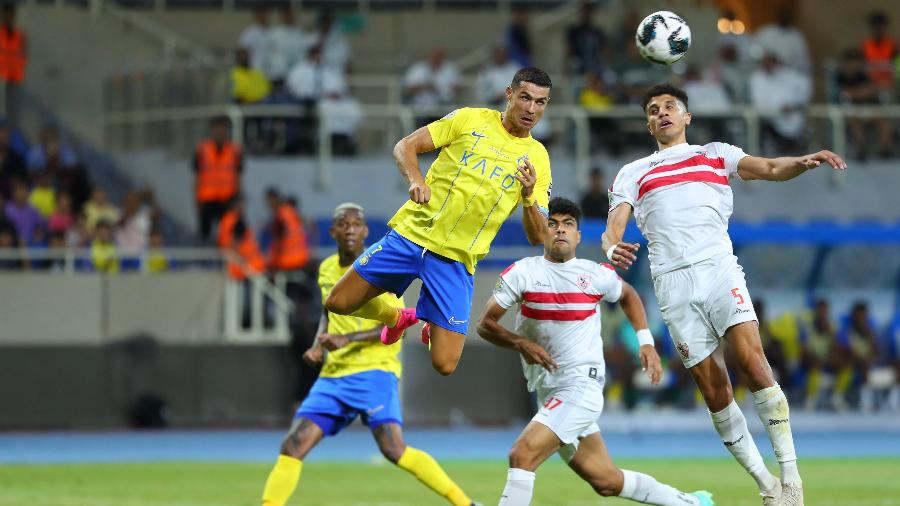 Cristiano Ronaldo tenta cabeceio durante jogo entre Al Nassr e Zamalek