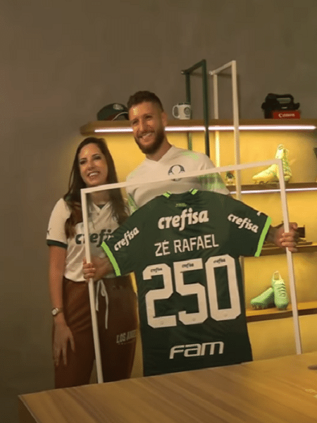 Zé Rafael recebe placa de torcedora pelos 250 jogos pelo Palmeiras