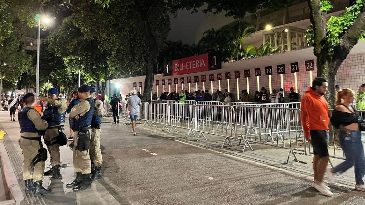 Cambistas agiram livremente em frente a bilheteria 1 do Maracanã mesmo com a presença de guardas