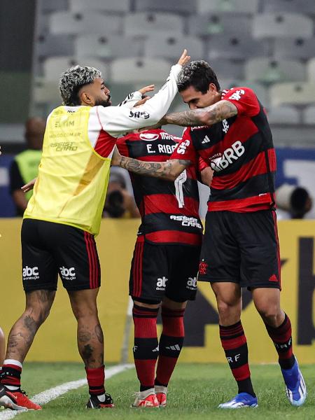 Gabigol brinca com Pedro após gol de pênalti do companheiro pelo Flamengo