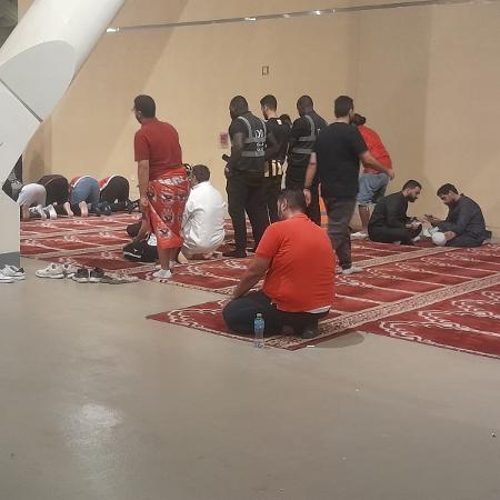 Mundial de Clubes: torcedores utilizam o tapete de oração no estádio