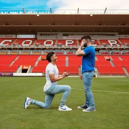 Josh Cavallo, lateral australiano, pede seu namorado em casamento no Coopers Stadium, na Austrália