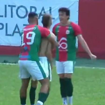 Diogo Carlos comemorando gol da Portuguesa Santista contra o XV de Piracicaba
