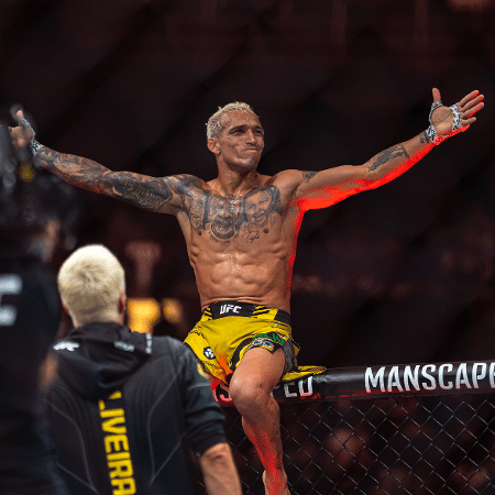 Charles Oliveira comemora sua vitória no UFC 289 Charles Oliveira comemora sua vitória no UFC 289