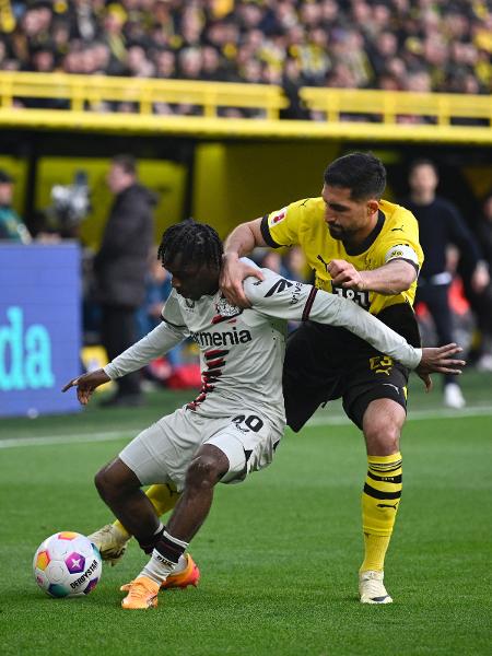 Jeremie Frimpong, do Leverkusen, e Emre Can, do Dortmund, em duelo pelo Campeonato Alemão