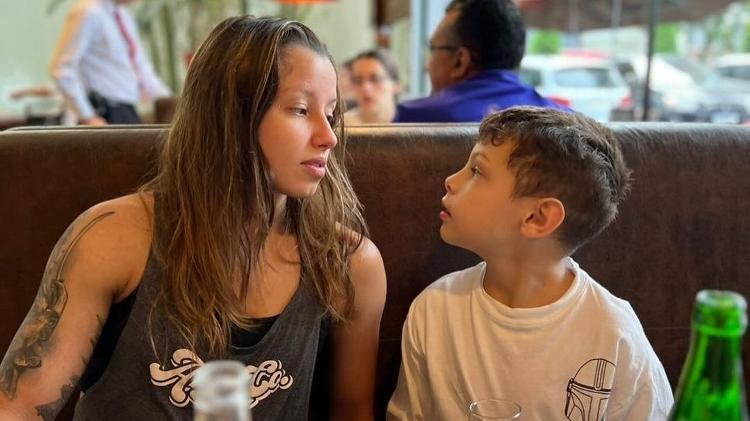 Natasha Ferreira e seu filho Enzo