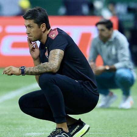 Thiago Carpini e Abel Ferreira durante jogo entre Palmeiras e Vitória, ano passado Thiago Carpini e Abel Ferreira durante jogo entre Palmeiras e Vitória, ano passado