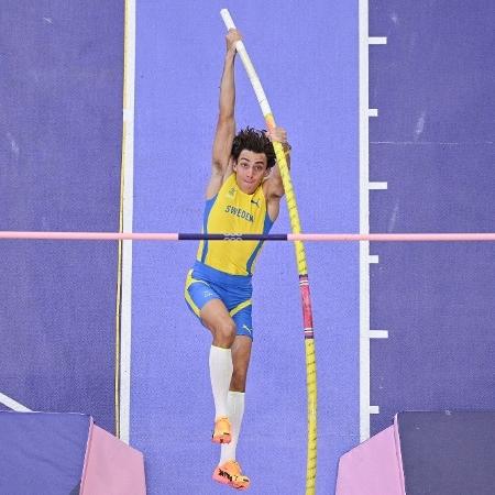 Armand Duplantis, da Suécia, na final do salto com vara nas Olimpíadas de Paris