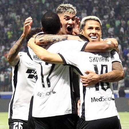 Jogadores do Botafogo comemoram gol marcado durante jogo contra o Palmeiras, pela Libertadores Jogadores do Botafogo comemoram gol marcado durante jogo contra o Palmeiras, pela Libertadores