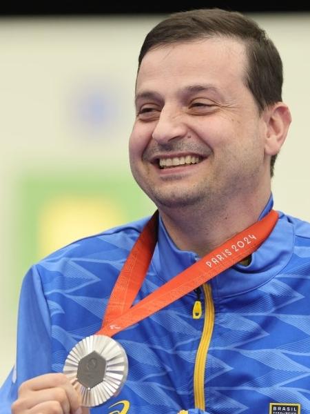 Alexandre Galgani com a medalha de prata conquistada no tiro esportivo