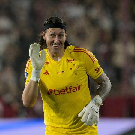 Cássio comemora durante jogo entre Lanús e Cruzeiro pela Copa Sul-Americana - JUAN MABROMATA/AFP