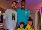 Everton Ribeiro visita seleção e filhos tietam jogadores: 