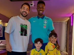 Everton Ribeiro visita seleção e filhos tietam jogadores: 'Estamos juntos'