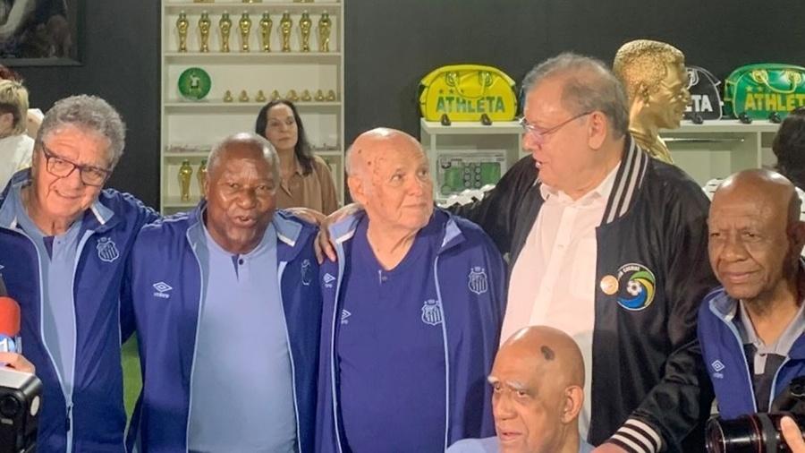 Manoel Maria, Edu, Pepe, Milton Neves, Abel e Mengálvio (sentado), na estreia de 'Uma Homenagem ao Rei Pelé