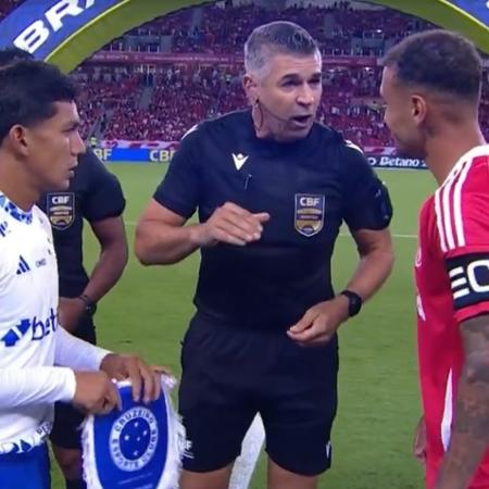 Árbitro Marcelo de Lima Henrique orienta jogadores de Internacional e Cruzeiro antes de jogo no Brasileirão