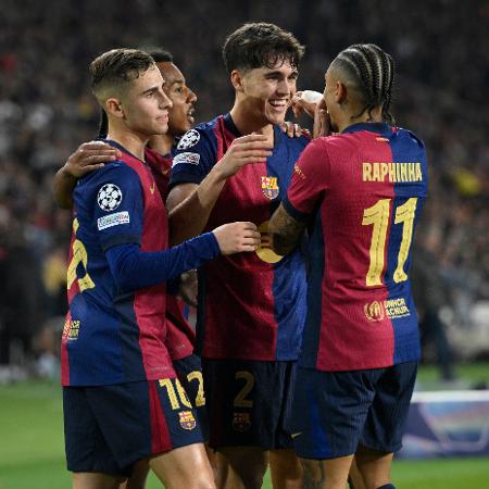 Jogadores do Barcelona comemoram gol marcado por Raphinha durante jogo contra o Borussia Dortmund na Champions - JOSEP LAGO/AFP