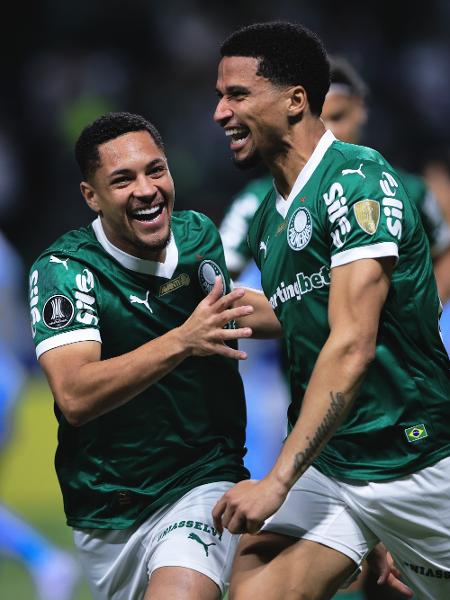 Vitor Roque e Murilo celebram gol em Palmeiras x Bolívar, confronto da Libertadores -  Ettore Chiereguini/AGIF