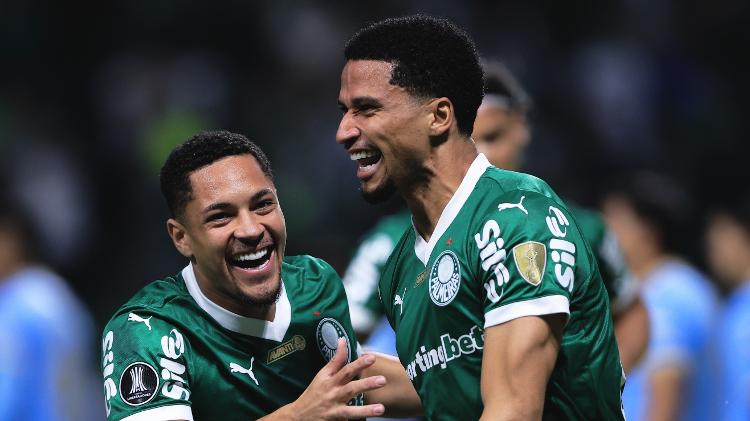Vitor Roque e Murilo celebram gol em Palmeiras x Bolívar, confronto da Libertadores