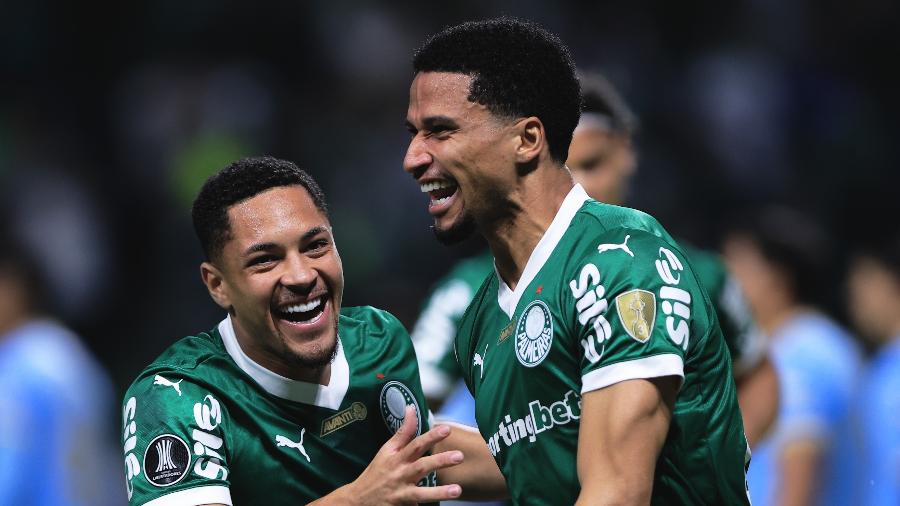 Vitor Roque e Murilo celebram gol em Palmeiras - Ettore Chiereguini/AGIF