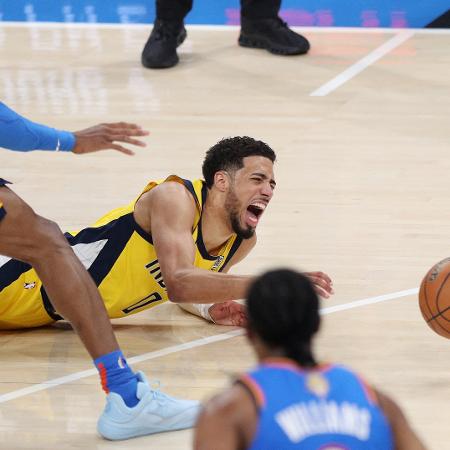 Tyrese Haliburton degli Indiana Pacers piange dopo l'infortunio nella partita NBA contro gli Oklahoma City Thunder